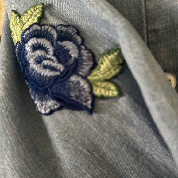 Rails, Denim floral patch button down, Size 10 kid, excellent gently used - Picture 4 of 7